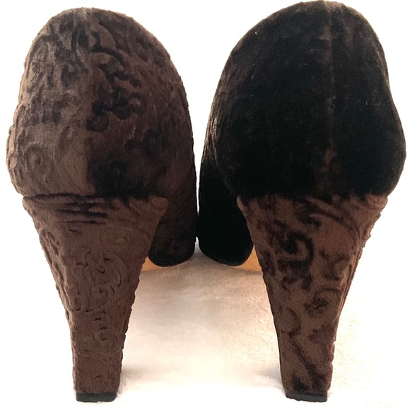 BROWN MARGARET J VINTAGE FLORAL VELVET BLOCK HEEL PUMPS SZIE 8 - Picture 9 of 14